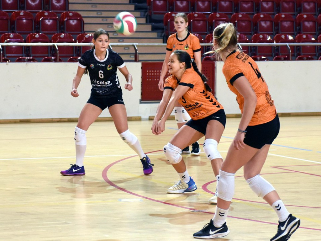 II liga siatkówki kobiet. Grupa IV. *KSZO SMS Ostrowiec Świętokrzyski - SMS II PZPS Szczyrk 1:3