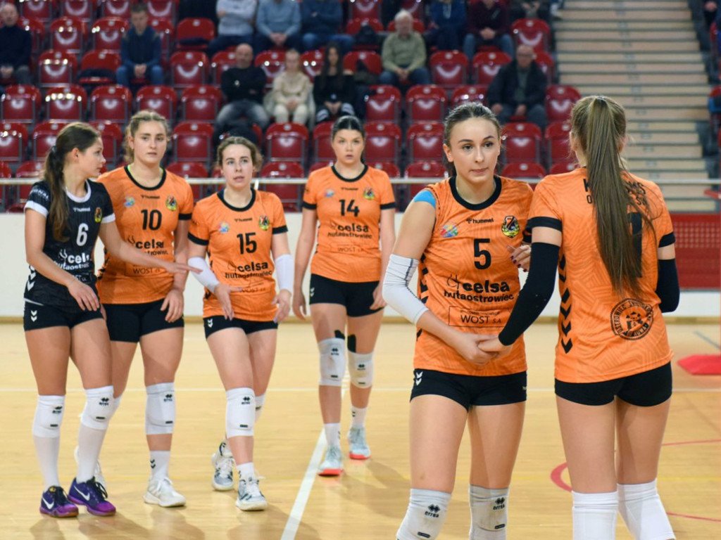 II liga siatkówki kobiet. Grupa IV. *KSZO SMS Ostrowiec Świętokrzyski - SMS II PZPS Szczyrk 1:3