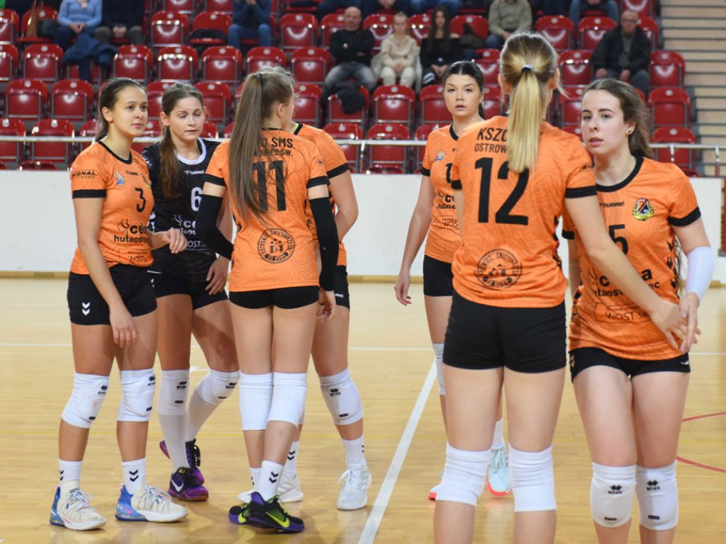 II liga siatkówki kobiet. Grupa IV. *KSZO SMS Ostrowiec Świętokrzyski - SMS II PZPS Szczyrk 1:3