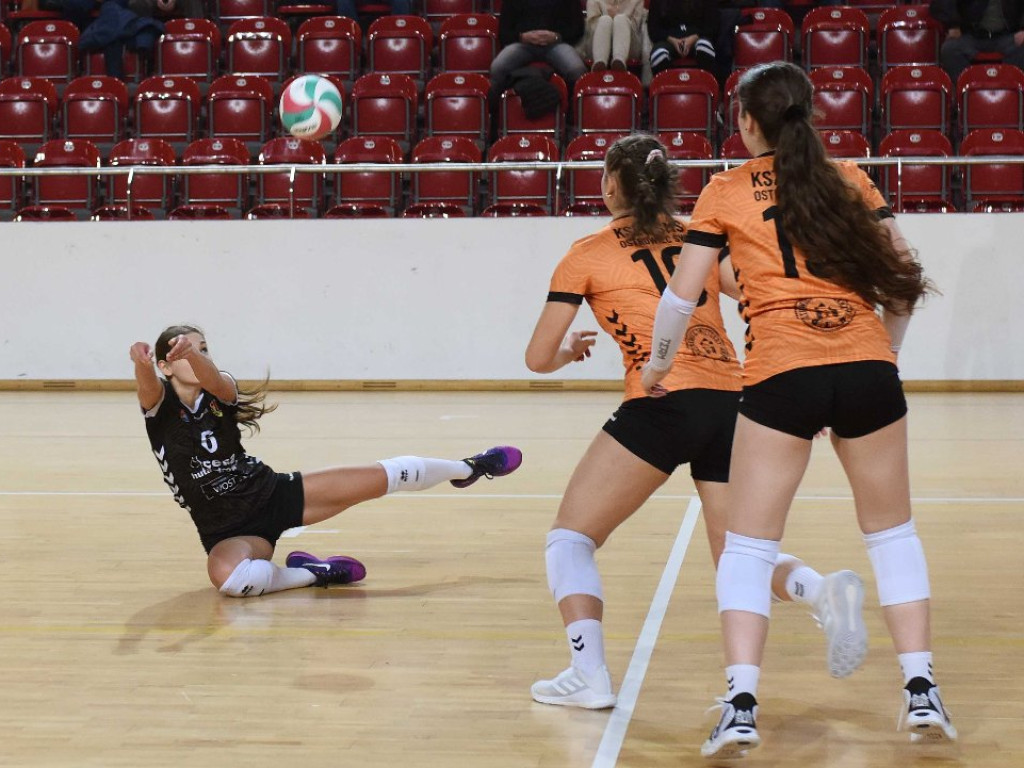 II liga siatkówki kobiet. Grupa IV. *KSZO SMS Ostrowiec Świętokrzyski - SMS II PZPS Szczyrk 1:3