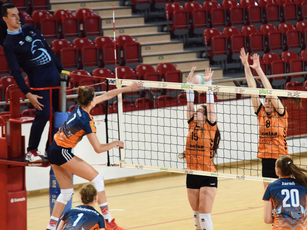 II liga siatkówki kobiet. Grupa IV. *KSZO SMS Ostrowiec Świętokrzyski - SMS II PZPS Szczyrk 1:3