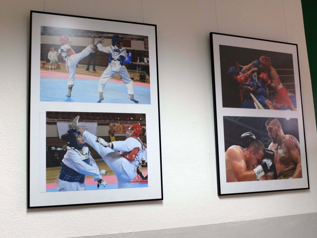 Wernisaż wystawy ?Łączy nas sport? Stanisława Dulnego w Zespole Szkół Ogólnokształcących Mistrzostwa Sportowego