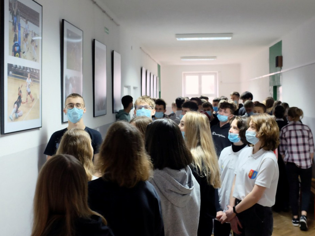 Wernisaż wystawy ?Łączy nas sport? Stanisława Dulnego w Zespole Szkół Ogólnokształcących Mistrzostwa Sportowego