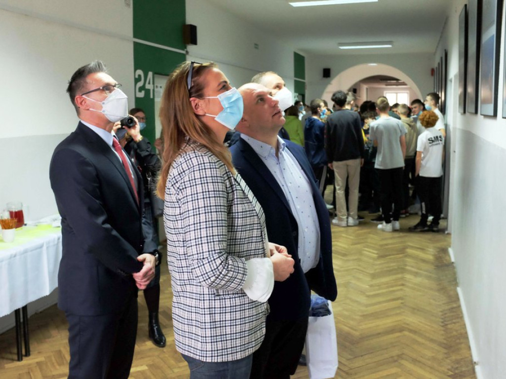 Wernisaż wystawy ?Łączy nas sport? Stanisława Dulnego w Zespole Szkół Ogólnokształcących Mistrzostwa Sportowego