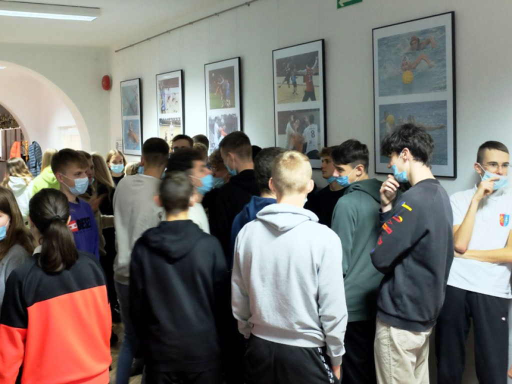 Wernisaż wystawy ?Łączy nas sport? Stanisława Dulnego w Zespole Szkół Ogólnokształcących Mistrzostwa Sportowego