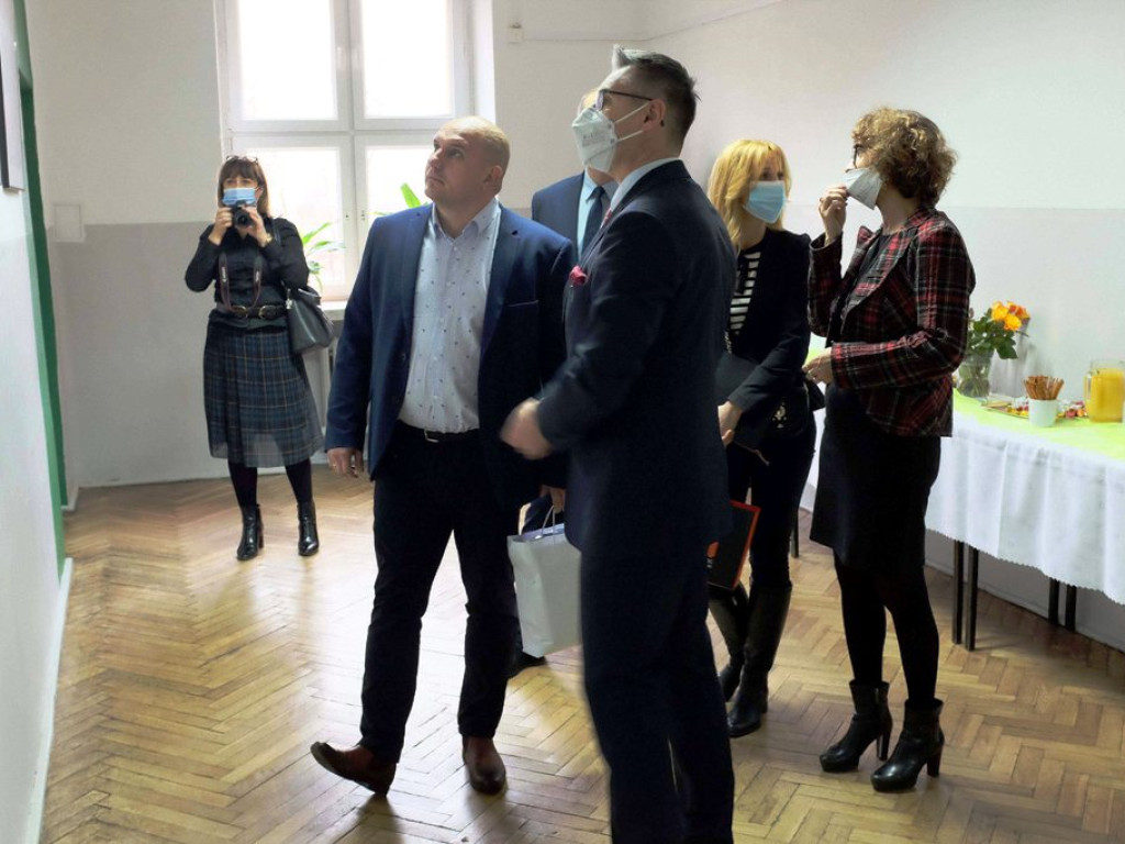 Wernisaż wystawy ?Łączy nas sport? Stanisława Dulnego w Zespole Szkół Ogólnokształcących Mistrzostwa Sportowego