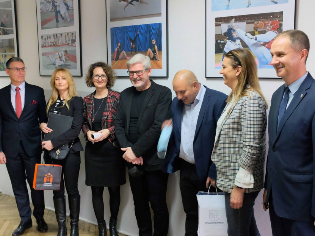 Wernisaż wystawy ?Łączy nas sport? Stanisława Dulnego w Zespole Szkół Ogólnokształcących Mistrzostwa Sportowego