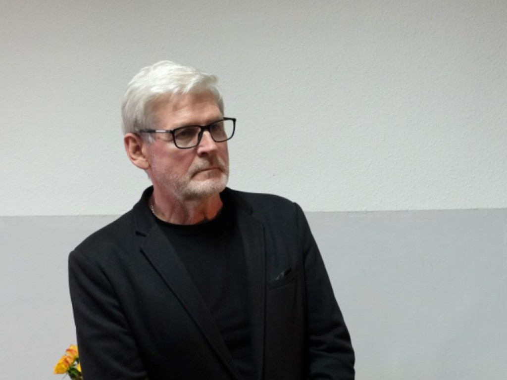 Wernisaż wystawy ?Łączy nas sport? Stanisława Dulnego w Zespole Szkół Ogólnokształcących Mistrzostwa Sportowego