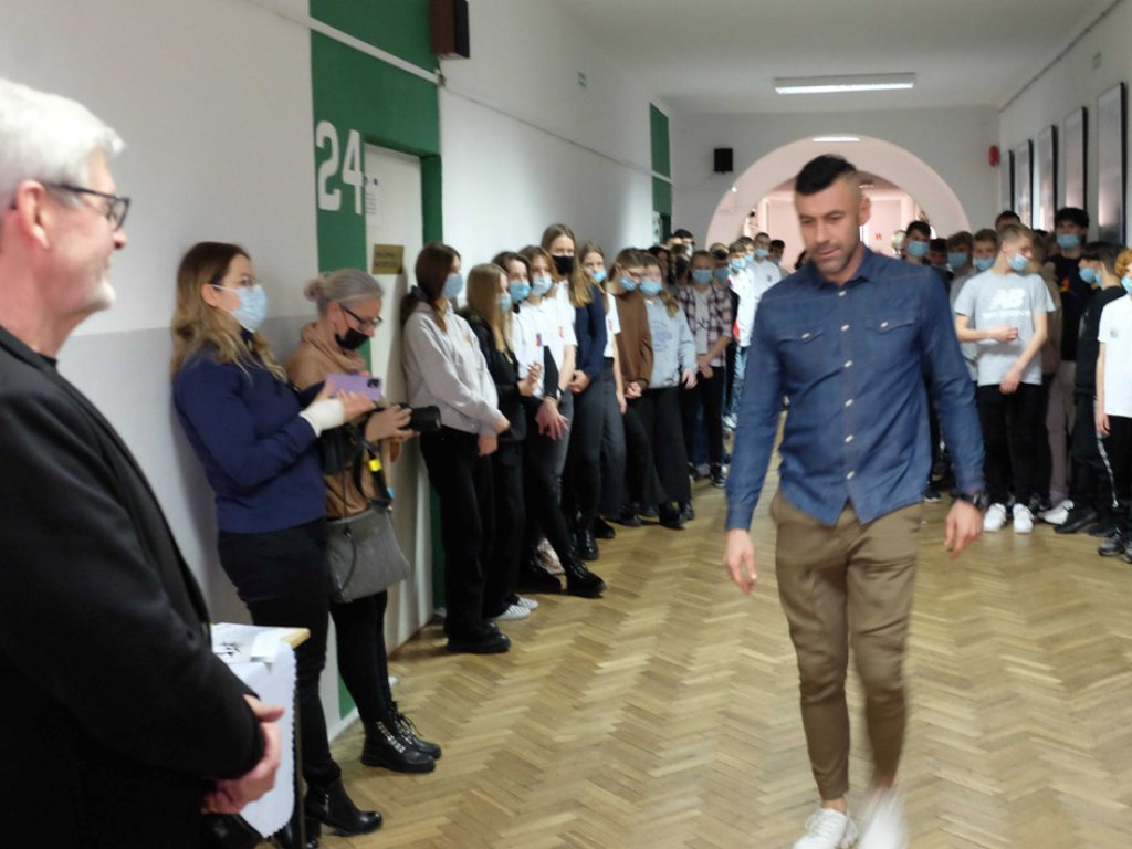 Wernisaż wystawy ?Łączy nas sport? Stanisława Dulnego w Zespole Szkół Ogólnokształcących Mistrzostwa Sportowego