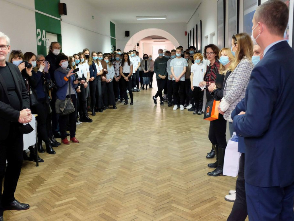 Wernisaż wystawy ?Łączy nas sport? Stanisława Dulnego w Zespole Szkół Ogólnokształcących Mistrzostwa Sportowego