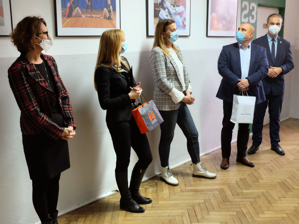 Wernisaż wystawy ?Łączy nas sport? Stanisława Dulnego w Zespole Szkół Ogólnokształcących Mistrzostwa Sportowego