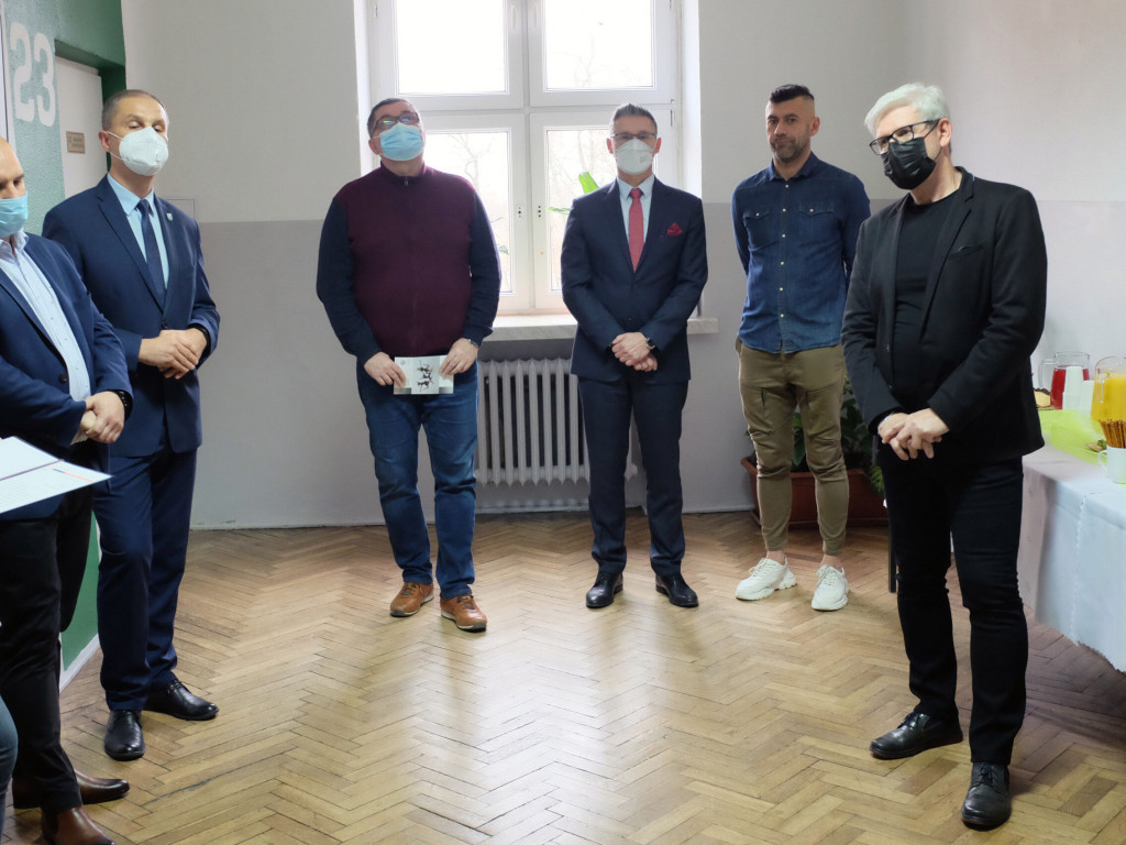 Wernisaż wystawy ?Łączy nas sport? Stanisława Dulnego w Zespole Szkół Ogólnokształcących Mistrzostwa Sportowego