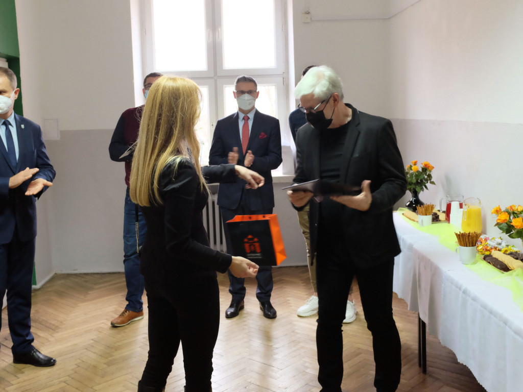 Wernisaż wystawy ?Łączy nas sport? Stanisława Dulnego w Zespole Szkół Ogólnokształcących Mistrzostwa Sportowego