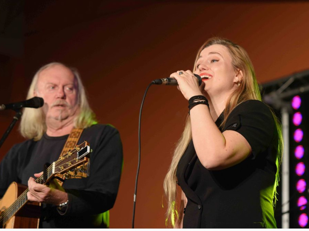 13. Kunowskie Zaduszki Muzyczne. Koncert Andrzeja i Mai Sikorowskich z zespołem