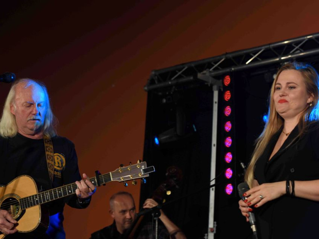 13. Kunowskie Zaduszki Muzyczne. Koncert Andrzeja i Mai Sikorowskich z zespołem
