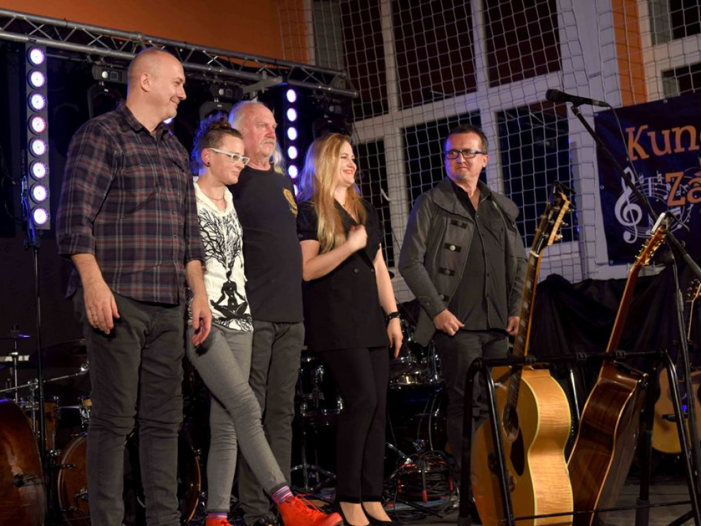 13. Kunowskie Zaduszki Muzyczne. Koncert Andrzeja i Mai Sikorowskich z zespołem