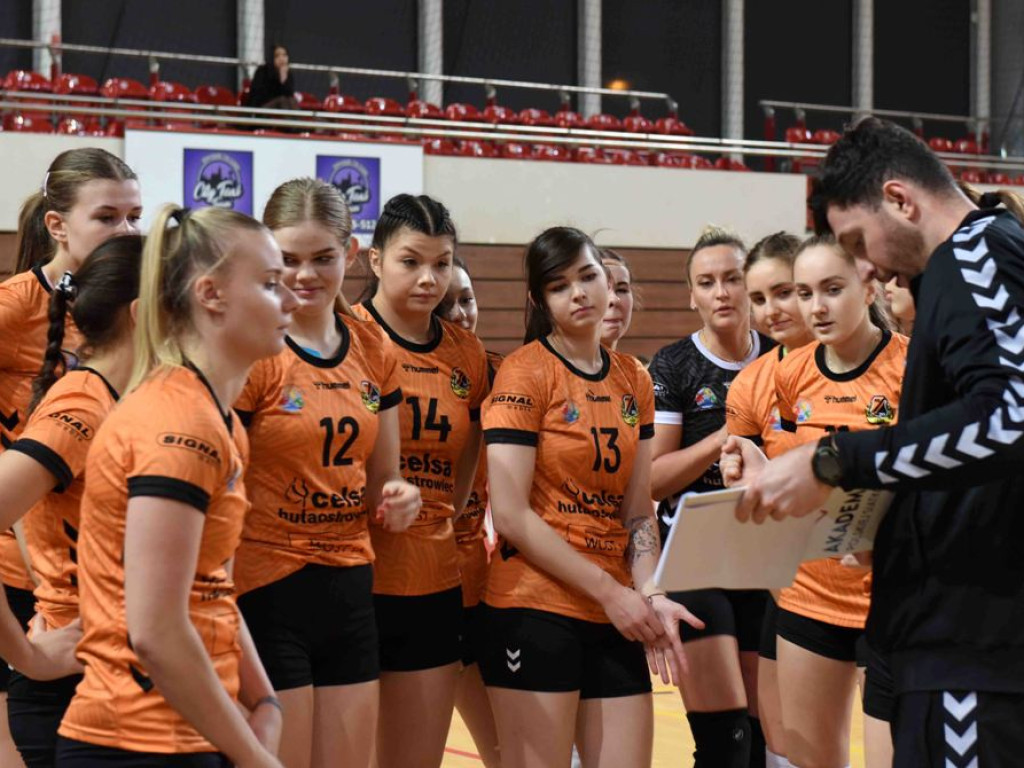 II liga siatkówki kobiet. Grupa IV. *KSZO SMS Ostrowiec Świętokrzyski - Silesia Volley Mysłowice 1:3