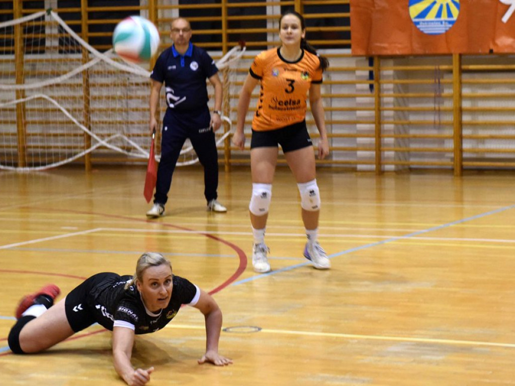 II liga siatkówki kobiet. Grupa IV. *KSZO SMS Ostrowiec Świętokrzyski - Poprad Stary Sącz 3:1