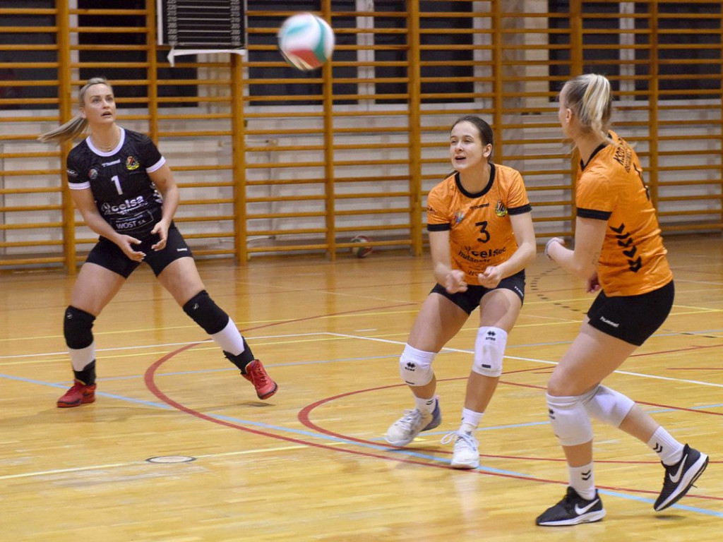II liga siatkówki kobiet. Grupa IV. *KSZO SMS Ostrowiec Świętokrzyski - Poprad Stary Sącz 3:1