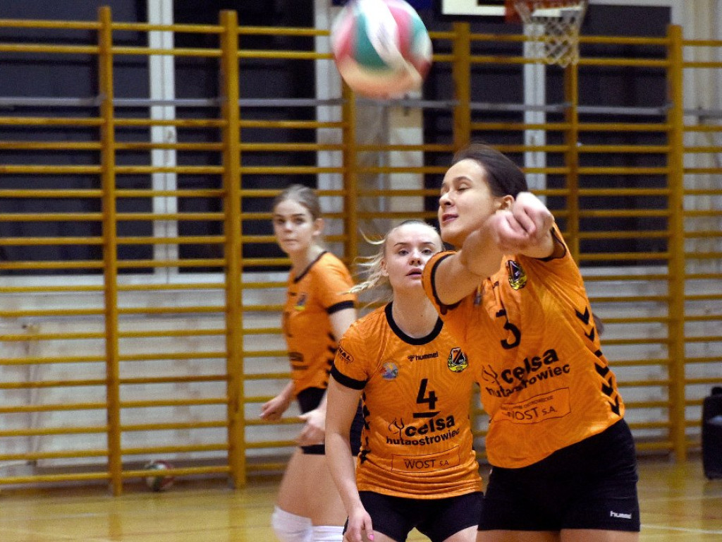 II liga siatkówki kobiet. Grupa IV. *KSZO SMS Ostrowiec Świętokrzyski - Poprad Stary Sącz 3:1
