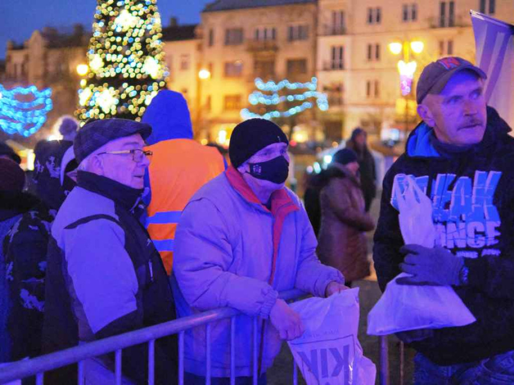 Na Rynku tłumnie. Świąteczne choinki za elektrośmieci