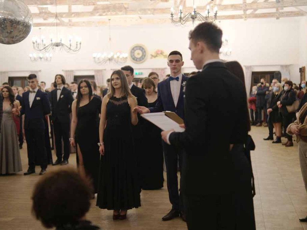 Studniówka w Liceum Ogólnokształcącym Nr II im. Joachima Chreptowicza w Ostrowcu Świętokrzyskim (zdjęcia, wideo)