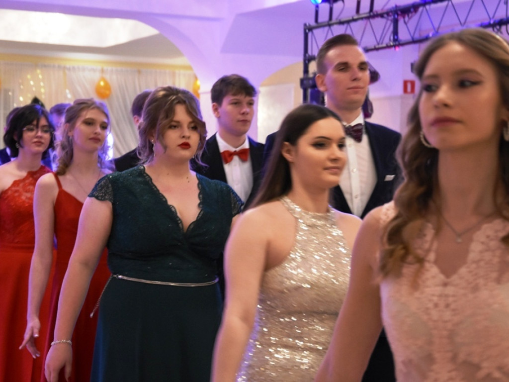 Studniówka w Zespole Szkół Ogólnokształcących im. Edwarda Szylki w Ożarowie