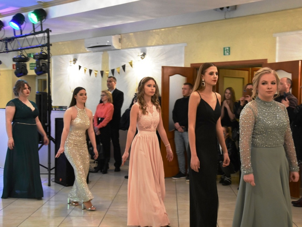 Studniówka w Zespole Szkół Ogólnokształcących im. Edwarda Szylki w Ożarowie