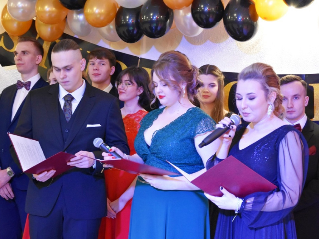 Studniówka w Zespole Szkół Ogólnokształcących im. Edwarda Szylki w Ożarowie