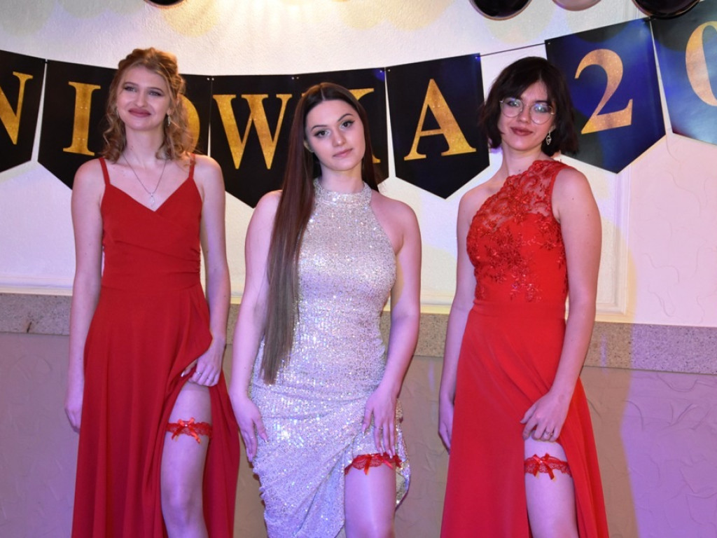 Studniówka w Zespole Szkół Ogólnokształcących im. Edwarda Szylki w Ożarowie