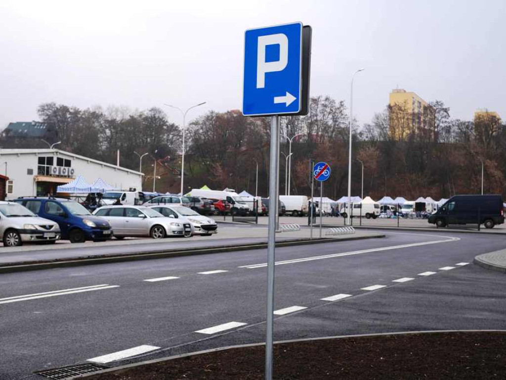 Parkowanie przy Targowisku Miejskim od jutra za darmo (zdjęcia, wideo)