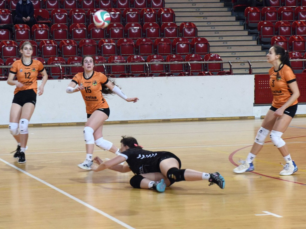 II liga siatkówki kobiet. Grupa IV. *KSZO SMS Ostrowiec Świętokrzyski - Tomasovia Tomaszów Lubelski 1:3