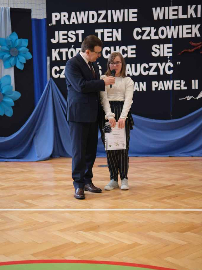 Stypendyści ostrowieckich szkół podstawowych. Mają osiagnięcia naukowe i sportowe (zdjęcia, wideo)