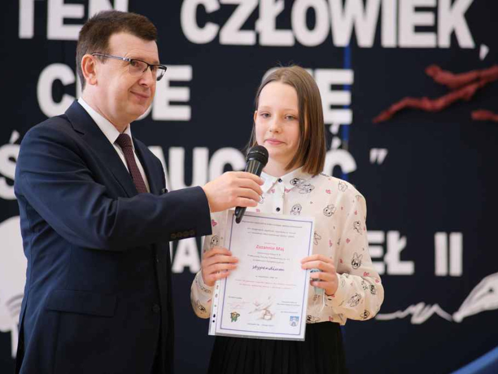 Stypendyści ostrowieckich szkół podstawowych. Mają osiagnięcia naukowe i sportowe (zdjęcia, wideo)