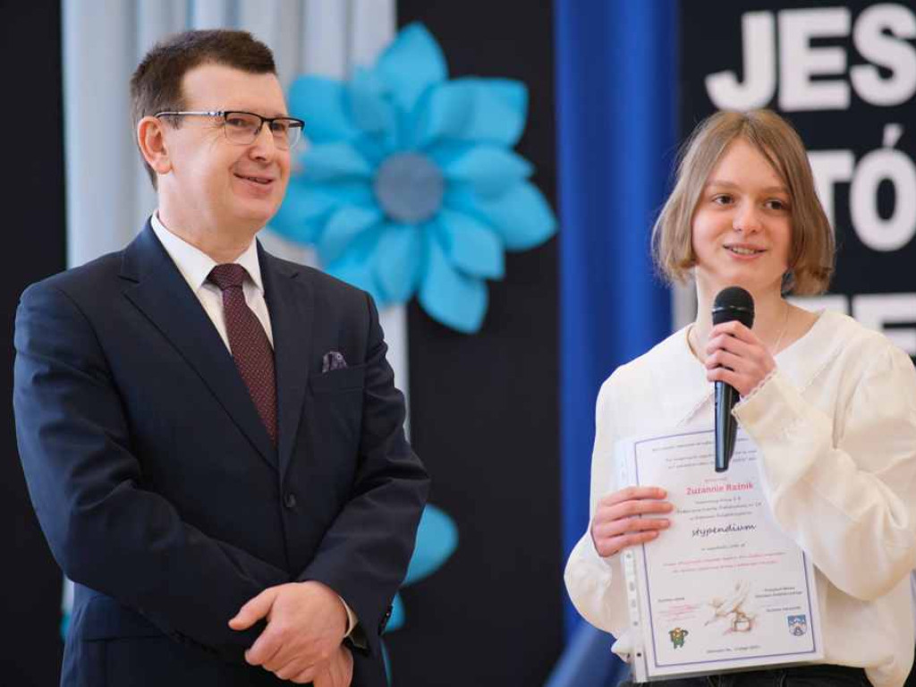 Stypendyści ostrowieckich szkół podstawowych. Mają osiagnięcia naukowe i sportowe (zdjęcia, wideo)