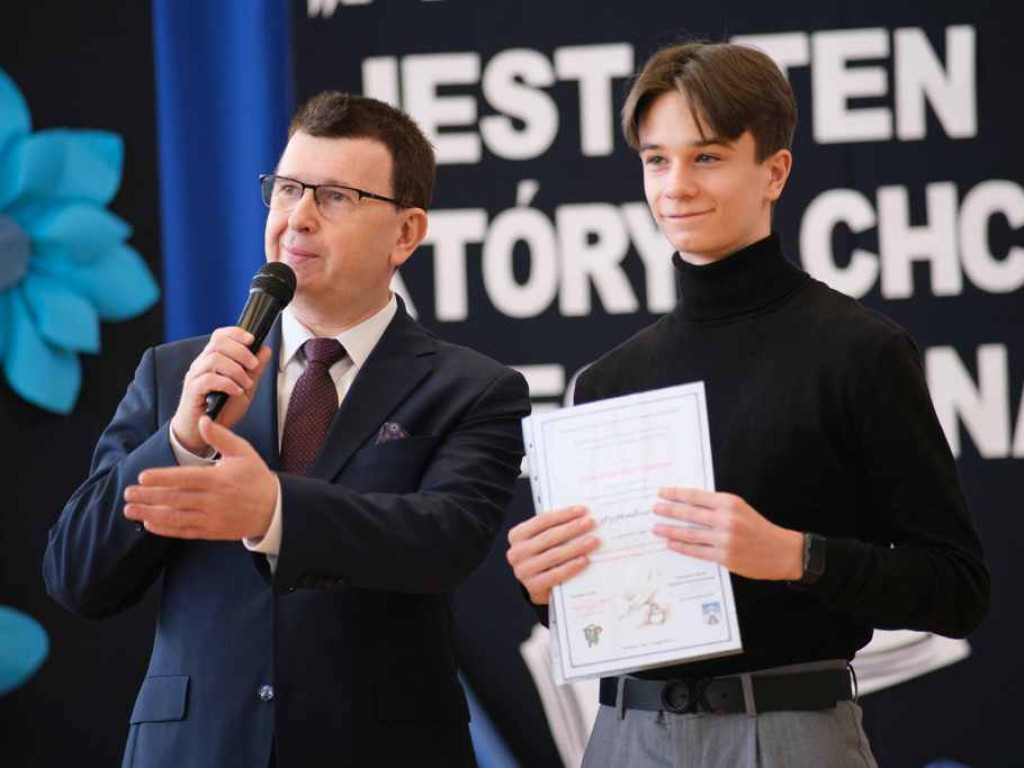 Stypendyści ostrowieckich szkół podstawowych. Mają osiagnięcia naukowe i sportowe (zdjęcia, wideo)