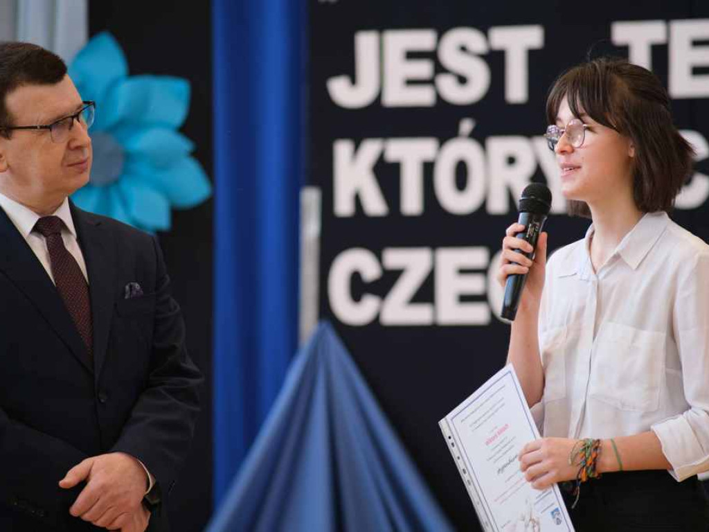 Stypendyści ostrowieckich szkół podstawowych. Mają osiagnięcia naukowe i sportowe (zdjęcia, wideo)
