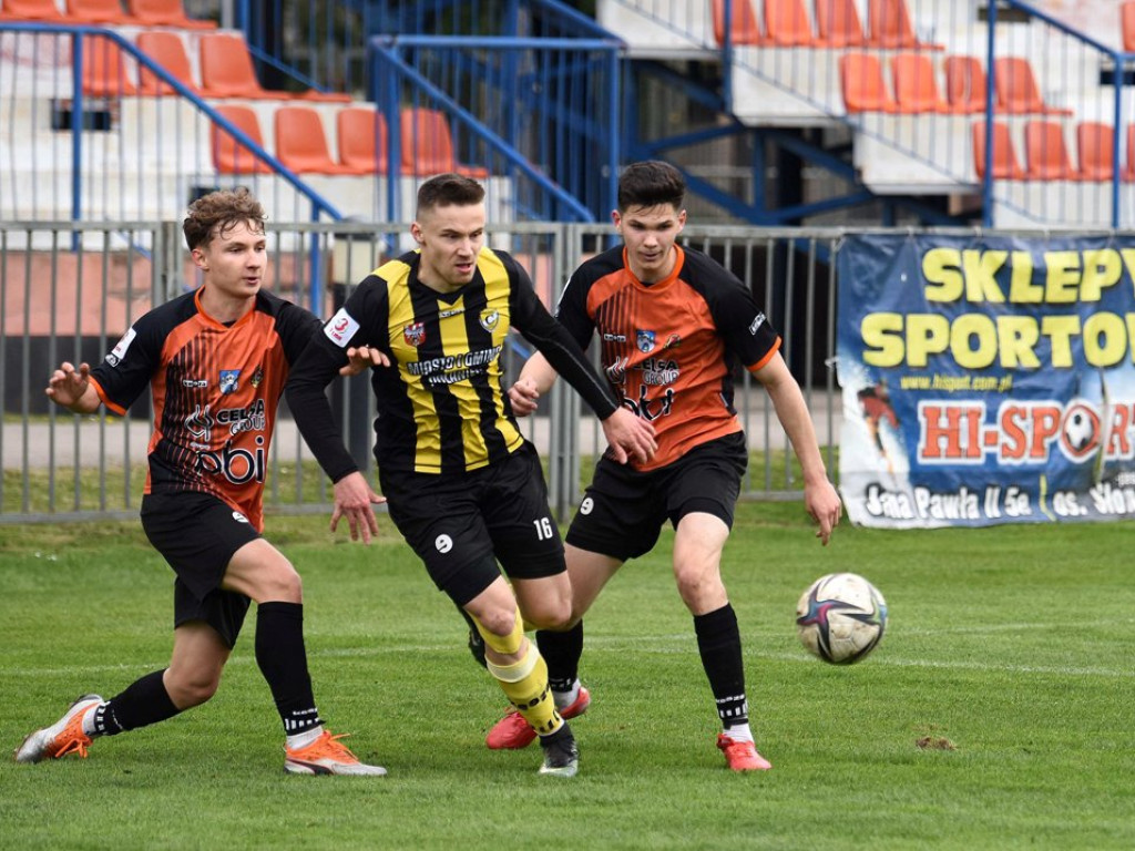 III liga piłkarska. Grupa IV. *KSZO1929 Ostrowiec Świętokrzyski - Czarni Połaniec 2:1