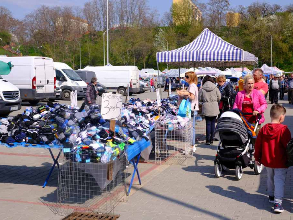 Na targowisku tłumy. Sadzonki schodzą na pniu (zdjęcia)