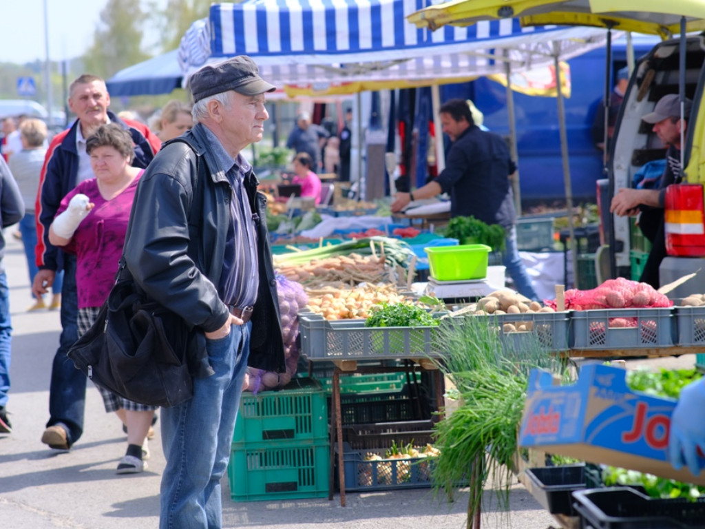 Na targowisku tłumy. Sadzonki schodzą na pniu (zdjęcia)