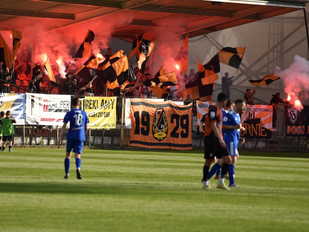 III liga piłkarska. Grupa IV. *KSZO 1929 Ostrowiec Świętokrzyski - Unia Tarnów 2:1