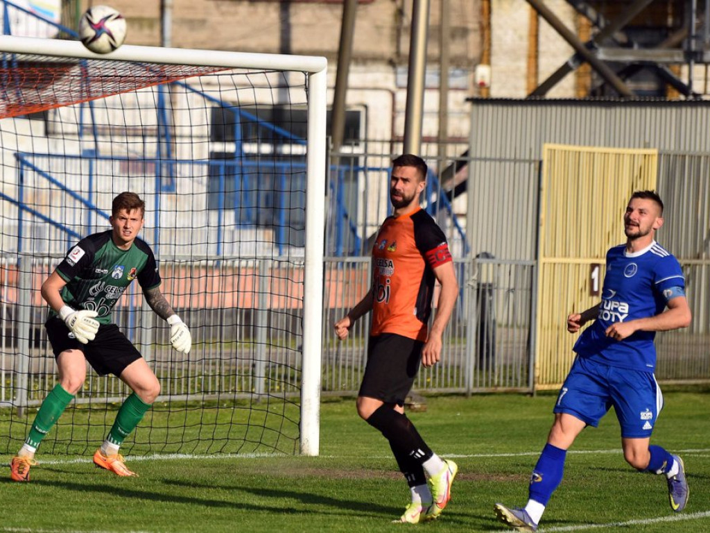 III liga piłkarska. Grupa IV. *KSZO 1929 Ostrowiec Świętokrzyski - Unia Tarnów 2:1