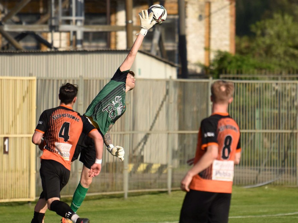 III liga piłkarska. Grupa IV. *KSZO 1929 Ostrowiec Świętokrzyski - Unia Tarnów 2:1