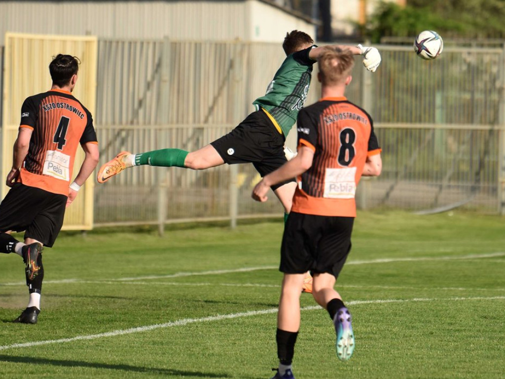 III liga piłkarska. Grupa IV. *KSZO 1929 Ostrowiec Świętokrzyski - Unia Tarnów 2:1