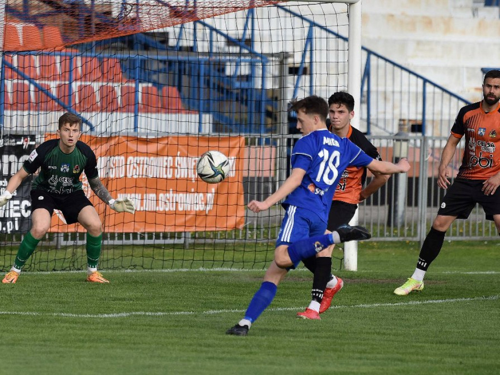 III liga piłkarska. Grupa IV. *KSZO 1929 Ostrowiec Świętokrzyski - Unia Tarnów 2:1
