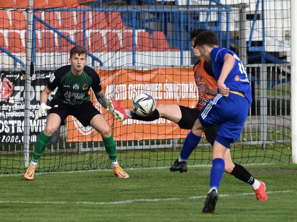 III liga piłkarska. Grupa IV. *KSZO 1929 Ostrowiec Świętokrzyski - Unia Tarnów 2:1
