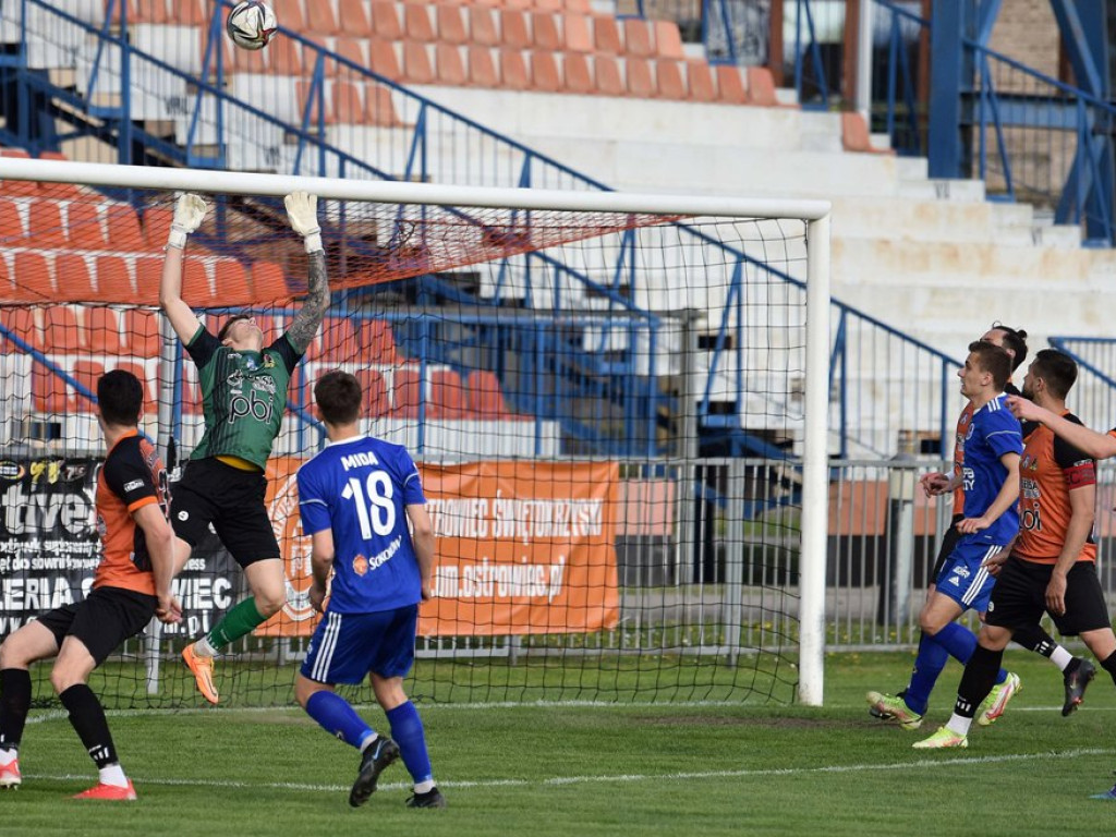 III liga piłkarska. Grupa IV. *KSZO 1929 Ostrowiec Świętokrzyski - Unia Tarnów 2:1