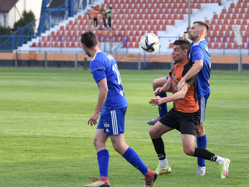 III liga piłkarska. Grupa IV. *KSZO 1929 Ostrowiec Świętokrzyski - Unia Tarnów 2:1