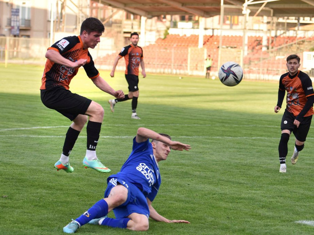 III liga piłkarska. Grupa IV. *KSZO 1929 Ostrowiec Świętokrzyski - Unia Tarnów 2:1