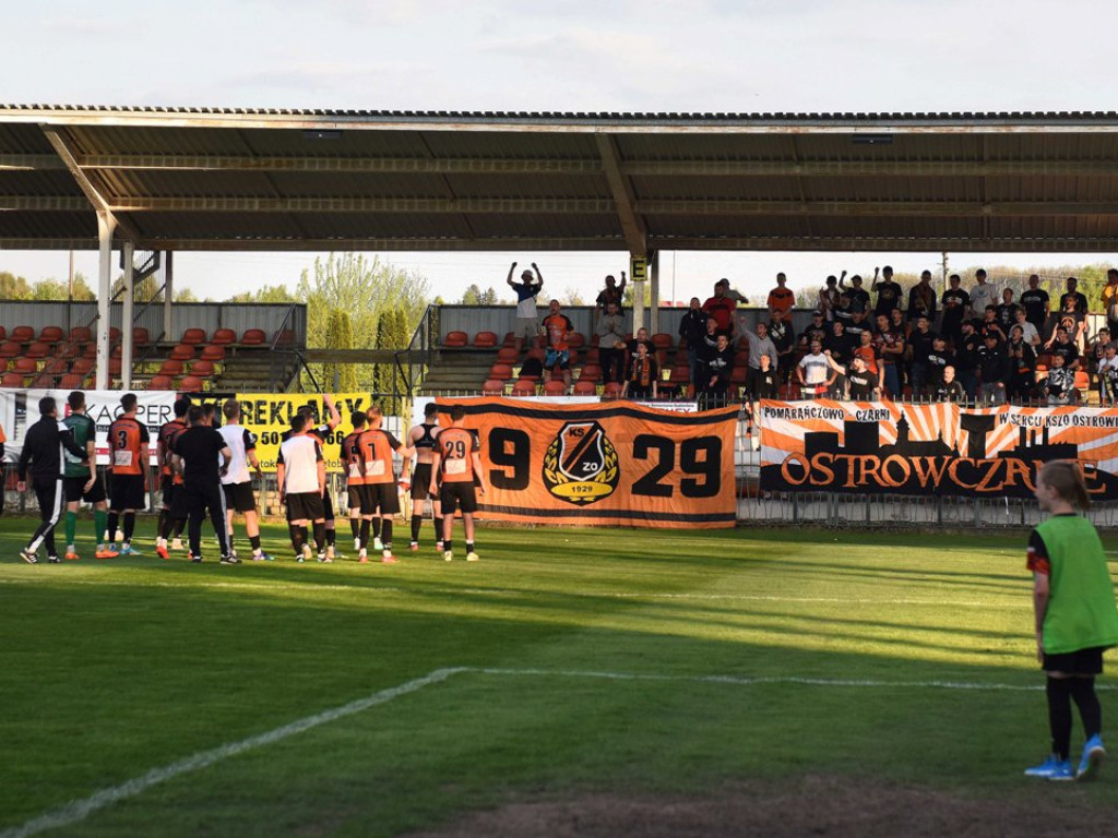 III liga piłkarska. Grupa IV. *KSZO 1929 Ostrowiec Świętokrzyski - Unia Tarnów 2:1